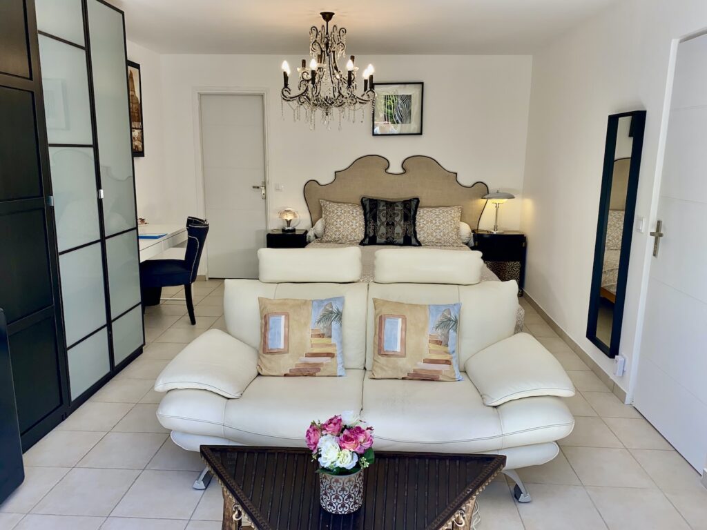 chambre d'hôtes avec lit, salon et armoire en Provence Verte dans le Var