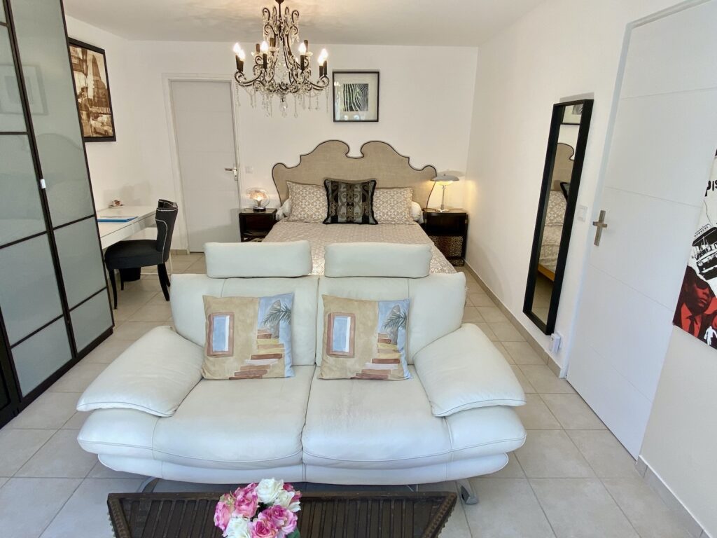 chambre d'hôtes avec lit et coin salon en Provence Verte dans le Var