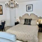 lit dans une chambre d'hôtes avec vue sur le jardin en Provence Verte dans le Var