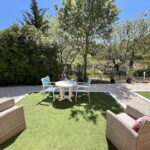 chambre d'hôtes avec table extérieure donnant sur le jardin en Provence Verte dans le Var
