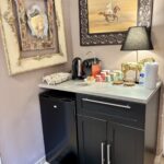 coin cafe avec cafetiere et frigo dans la chambre terrasse en provence verte