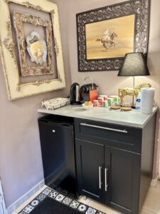 Chambre Dolce Vita coin cafe avec cafetiere et frigo dans la chambre terrasse en provence verte