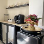 coin repas dans la chambre jardin en provence verte