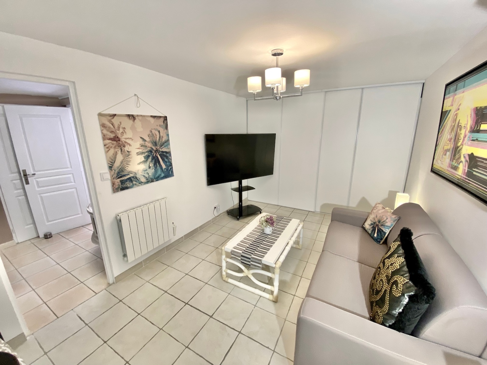 vue generale de la junior suite reliee a la chambre terrasse a tourves