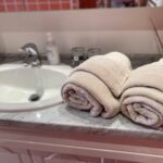 lavabo dans la salle de bain de la chambre terrasse en provence verte