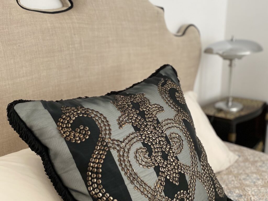 lit double dans la chambre jardin d une maison d hotes a tourves