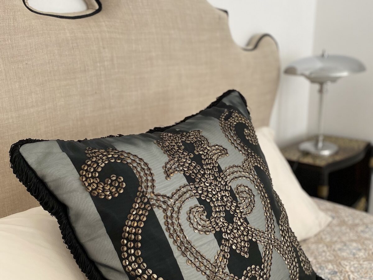 lit double dans la chambre jardin d une maison d hotes a tourves