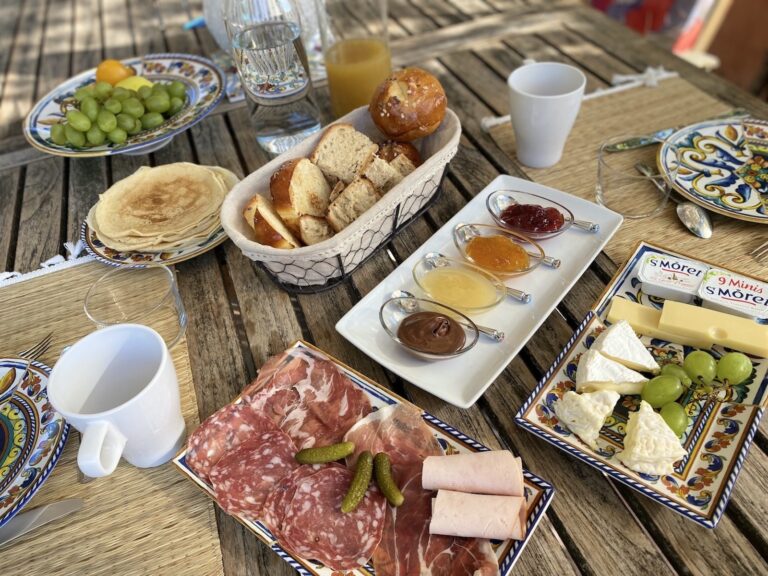 petit-déjeuner servi en terrasse de chambre d'hôtes en Provence Verte