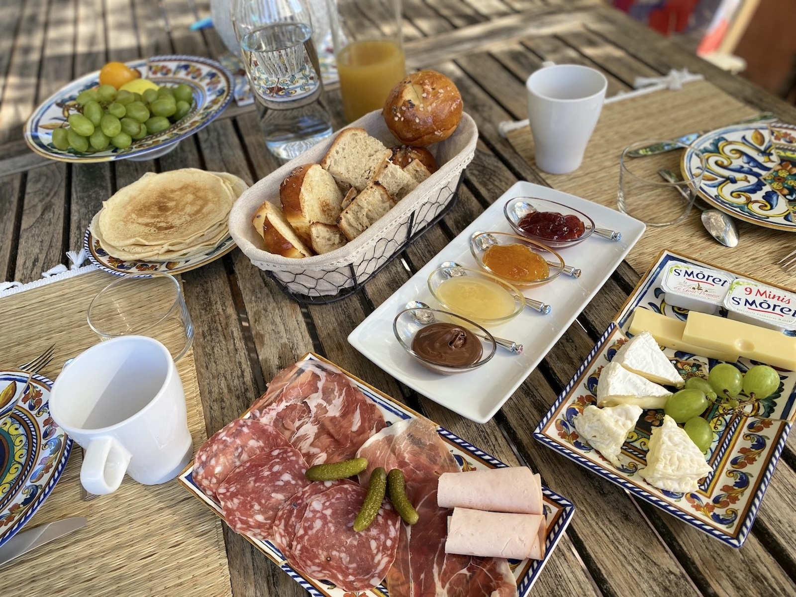 petit-déjeuner servi en terrasse de chambre d'hôtes en Provence Verte
