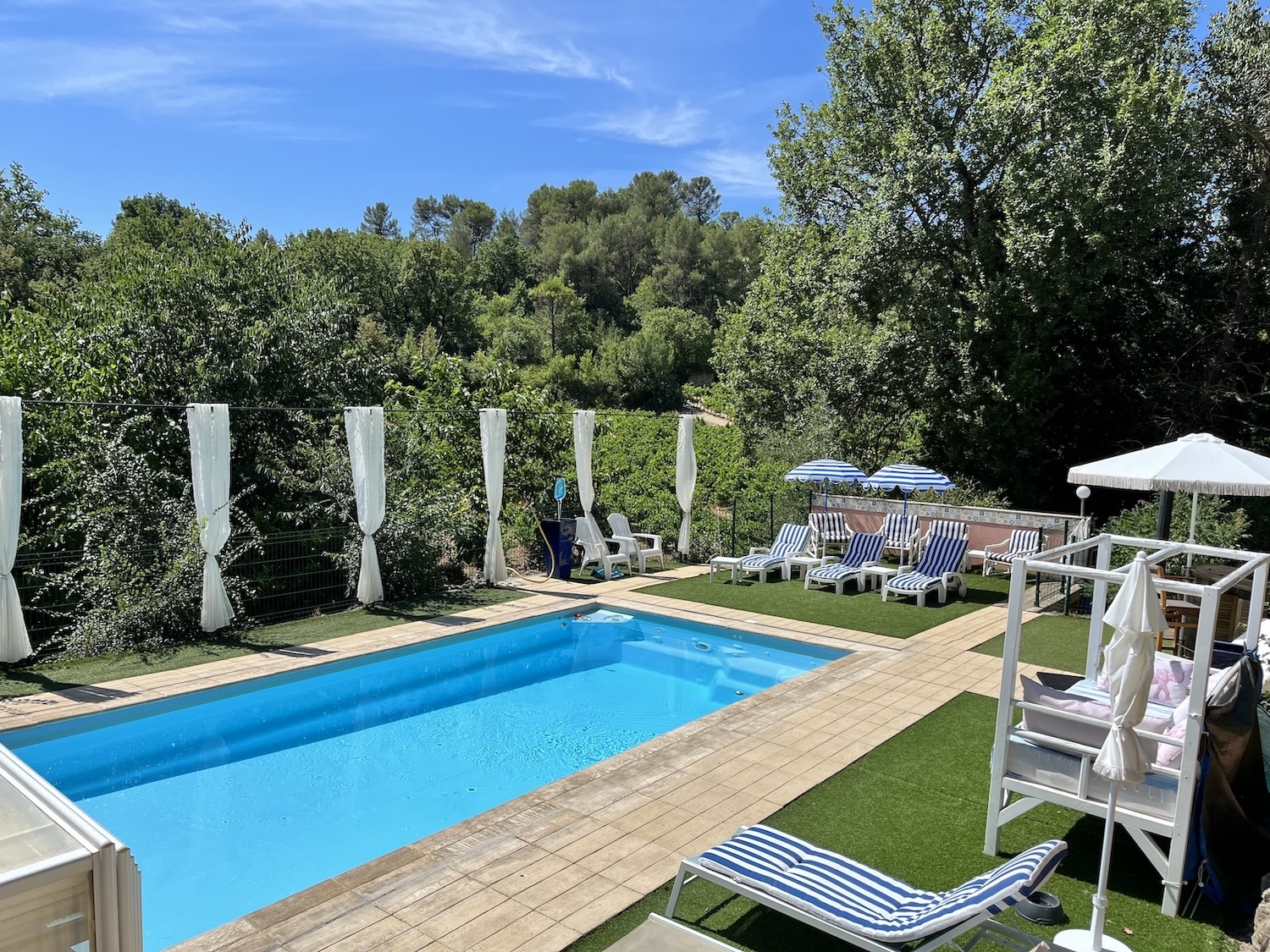 transats piscine en provence verte