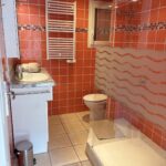 salle de bain de la chambre terrasse d une maison d hotes a tourves