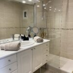 salle de bain de la chambre jardin en provence verte