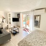 coin salon et bureau dans la chambre terrasse en provence verte