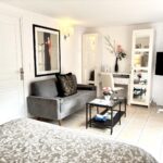 coin salon avec television et bureau dans la chambre terrasse a tourves