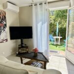 coin salon dans la chambre jardin d une maison d hotes a tourves