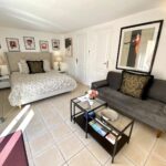 coin salon et lit dans la chambre terrasse en provence verte