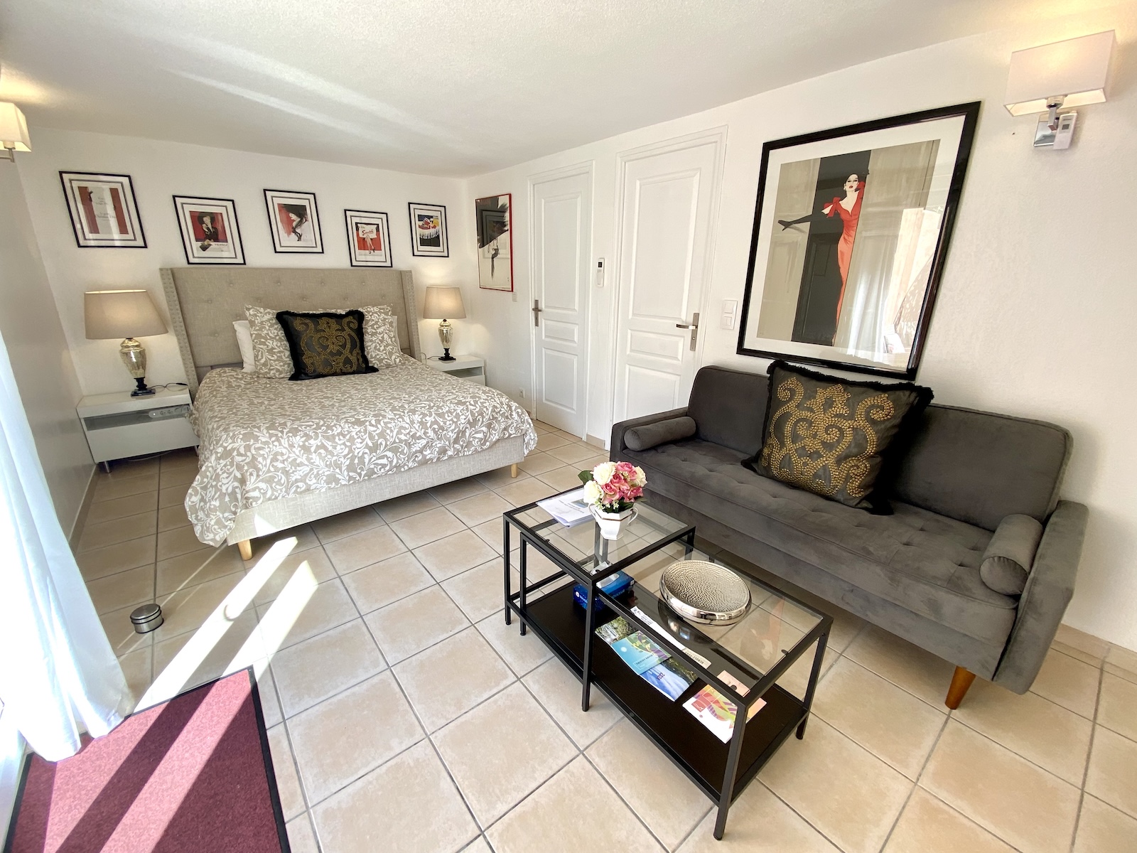 coin salon et lit dans la chambre terrasse en provence verte