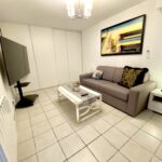 coin salon avec television dans la junior suite reliee a la chambre terrasse