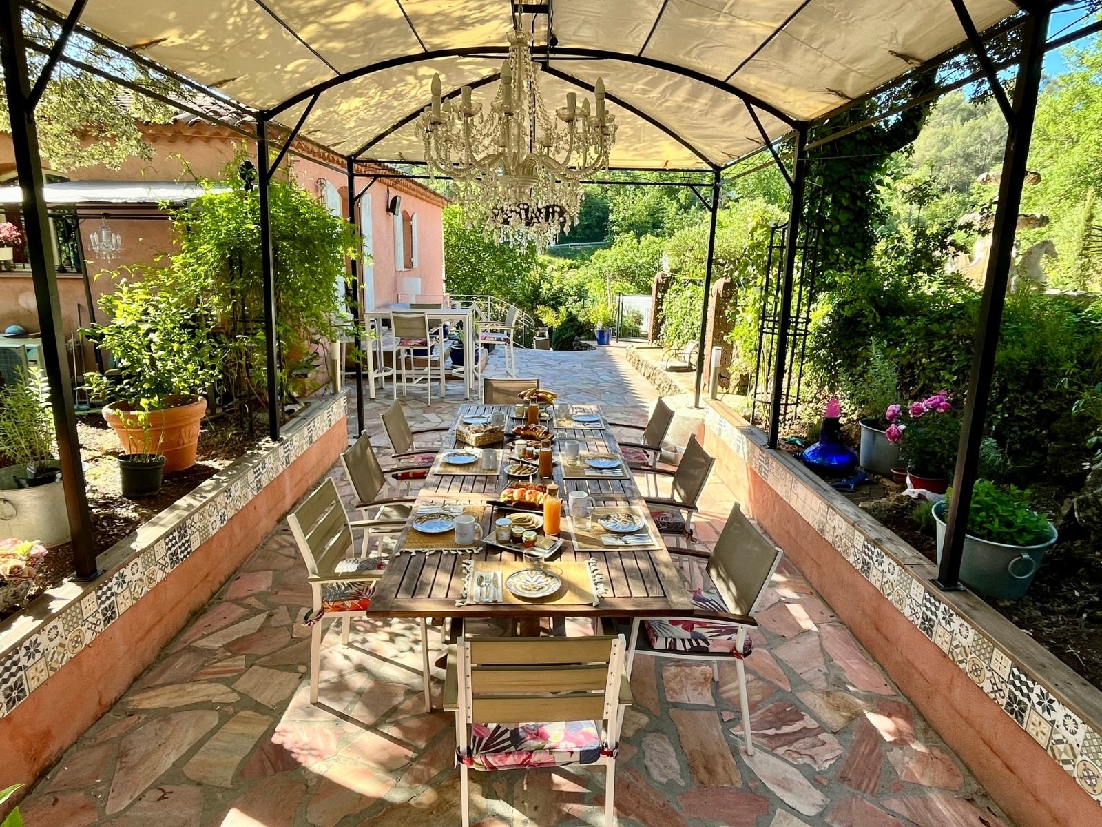 table hotes pergolas terrasse provence verte var.jpg