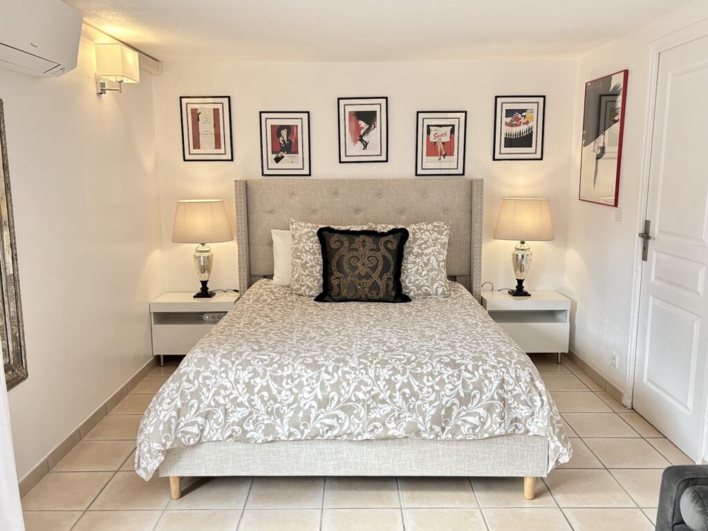 vue du lit dans la chambre terrasse en provence verte dans le var