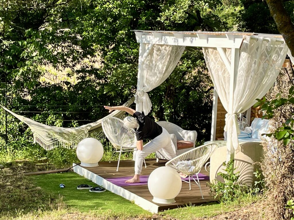 yoga dans le jardin sous la pergola