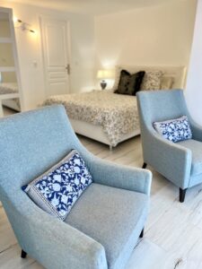 Chambre Azur chambre hotes fauteuils espace detente provence