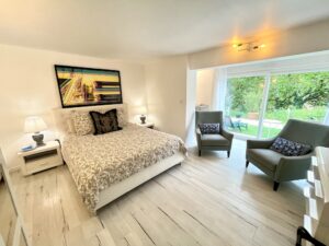 Chambre Azur chambre hotes vue jardin baie vitree provence