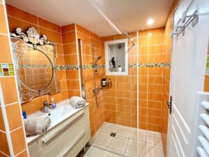 Chambre Azur salle bain douche italienne chambre hotes provence