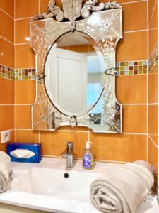 Chambre Azur salle bain miroir decoratif chambre hotes provence